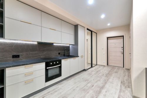 Большая светлая прямая современная кухня Фрейм с темным мраморным фартуком и золотой фурнитурой. Коллекция Фрейм. Размер: 2850 Х 1600 Х 2380 мм  - 1
