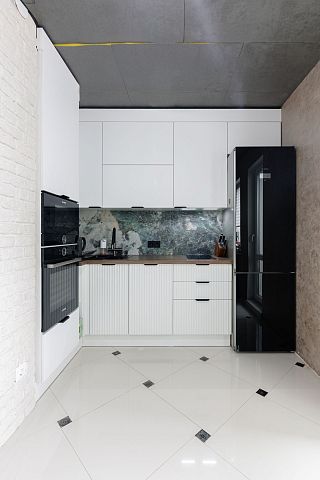 Лаконичная кухня в темном оттенке для небольшой квартиры-студии. Коллекция Урбан. Размер: 2350 Х 2650 Х 2430 мм  - 1