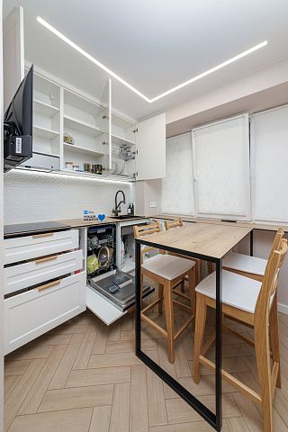 Продуманная маленькая кухня с встроенным пеналом. Коллекция Манчестер. Размер: 1800 Х 2550 мм, пенал 2000 Х 2550 мм  - 2