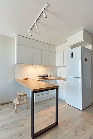 Белая кухня с барной стойкой. Коллекция evo+. Размер: 2200 Х 1800 Х 2550 мм  - 2