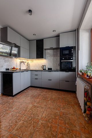 Угловая серая кухня. Коллекция Фрейм z4. Размер: 1550 Х 2615 Х 2380 мм  - 1