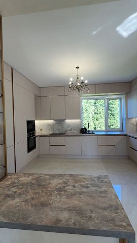 Шикарная большая кухня. . Размер: 4200 Х 2300 Х 3000 Х 2830 мм, остров 1775 Х  860 мм  - 1